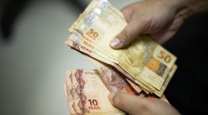 Homem casado gasta R$ 6 mil em prostíbulo e chama a mãe para quitar dívida